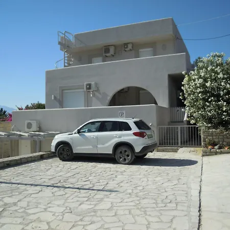 Petaloudes Kamilári