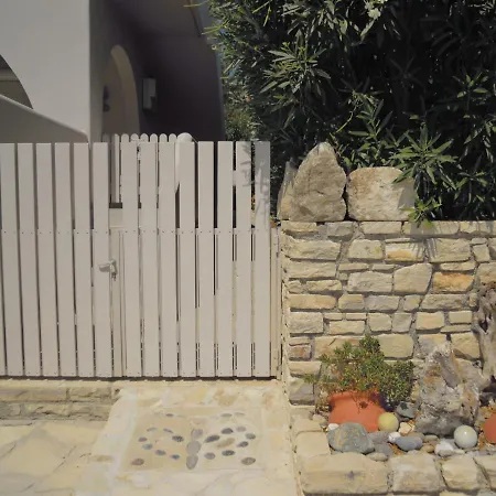 Petaloudes Apartamento *